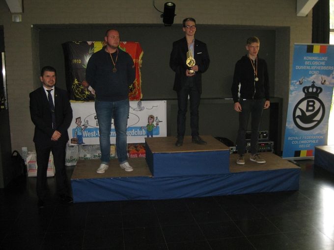 Kampioenschappen As-Duiven Snelheid Jaarlingen 2018
Jeugdleden tot 30 Jaar
1éDe Meulennaere Guylian Lichtervelde
2é De Muelennaere Jarne Oekene
3é De Vos Kevin Wervik