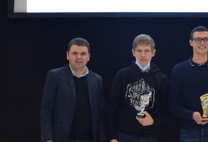 Kampioenschappen halve-Fond Oude & Jaarlingen 2021
1é PL Florissoone Melvin Voormezele
2é PL De Muelenaere jarne Oekene
3é PL Haesaert Yannick Aartrijke
4é PLP.T.I Tuinbouwschool kortrijk
5é PL Balleur Guillaume Vlamertinge
6é PL Vandeverre& Seys Roeselaere
7é Vandecaveye Milan Heule
8é PL Van Damme davy Eernegem
9é PL jasmien van lerberghe  Oostvleteren 